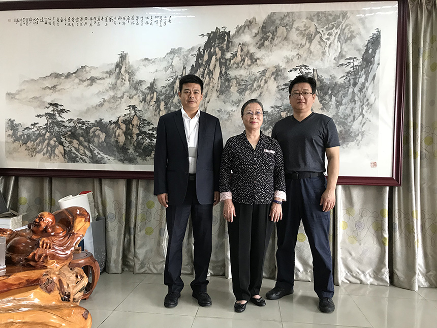 王永峰董事長(zhǎng)、王梅董事長(zhǎng)、余守仁總經(jīng)理合影