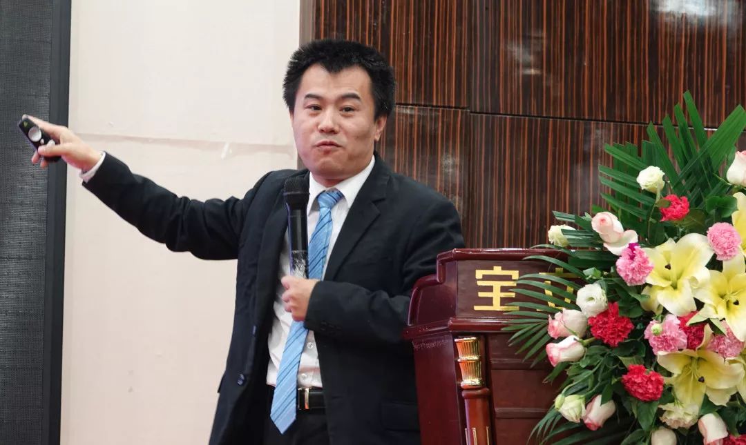 華夏易道私董會(huì)創(chuàng)始人、深圳市金融服務(wù)外包協(xié)會(huì)理事、培訓(xùn)委員會(huì)副主任委員堅(jiān)鵬