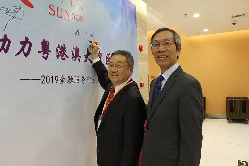 陳永昌總裁和宸鴻科技集團(tuán)總裁兼首席執(zhí)行官、宸展光電董事長(zhǎng)孫大明（左）合影